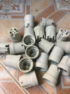 Đui đèn xoáy sứ E27