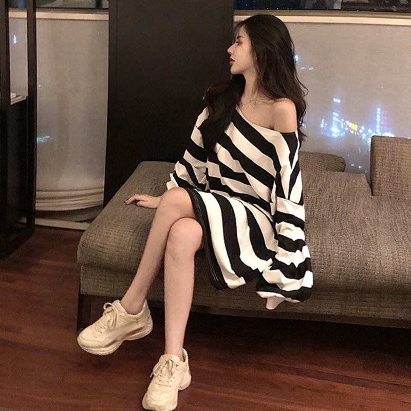 Áo len tay dài trễ vai họa tiết kẻ sọc ngang thời trang năng động dành cho nữ
