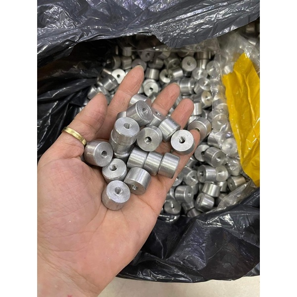 Ắc nhôm đóng vô gù tay lái bắt gù cho thông dụng các loại xe răng lỗ là 6li : (1 cặp )( lớn hơn ghi đông xe thì tự mài )