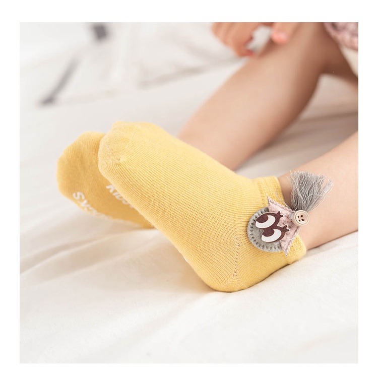 Set 3 Đôi Vớ Cotton Thoáng Khí Chống Trượt Họa Tiết Hoạt Hình Dễ Thương Cho Bé
