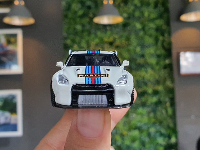 Xe mô hình Nissan GT-R ( R35 ) tem Martini tỉ lệ 1:64 MiniGt sản xuất