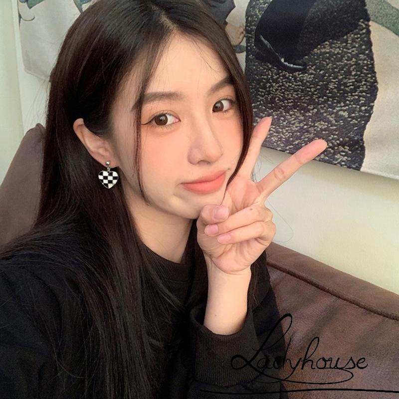 Bông tai hợp kim mặt hình trái tim kẻ caro trắng đen thời trang dành cho nữ