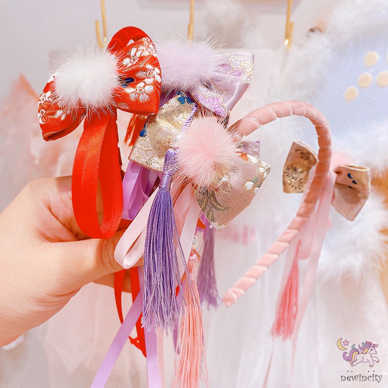 Băng đô cài tóc đính quả bóng lông phong cách retro xinh xắn cho bé gái