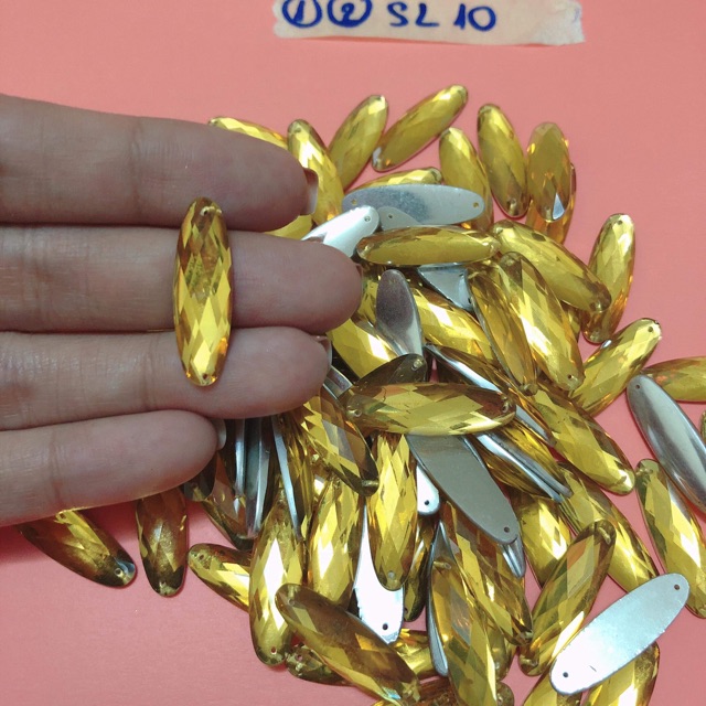 Hạt đá dài trang trí áo