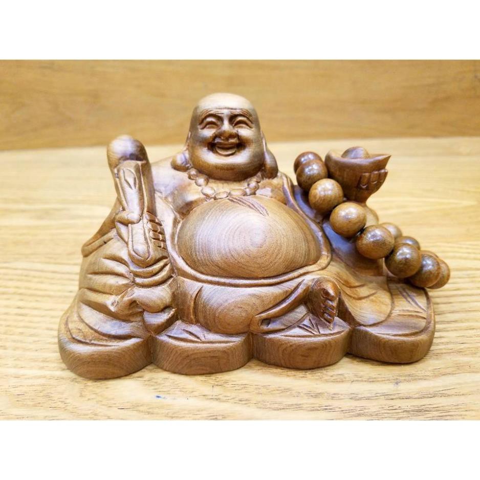 tượng phật di lặc để ô tô gỗ bách xanh. Tặng vòng gỗ bách xanh.