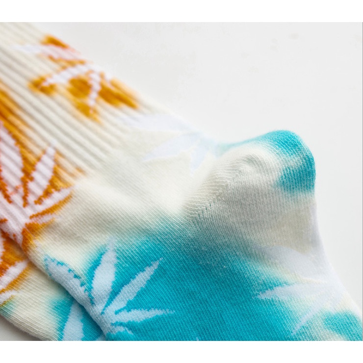 Vớ cao cổ nhiều màu hình chiếc lá phong cách thể thao, trẻ trung và năng động cho cả Nam và Nữ.