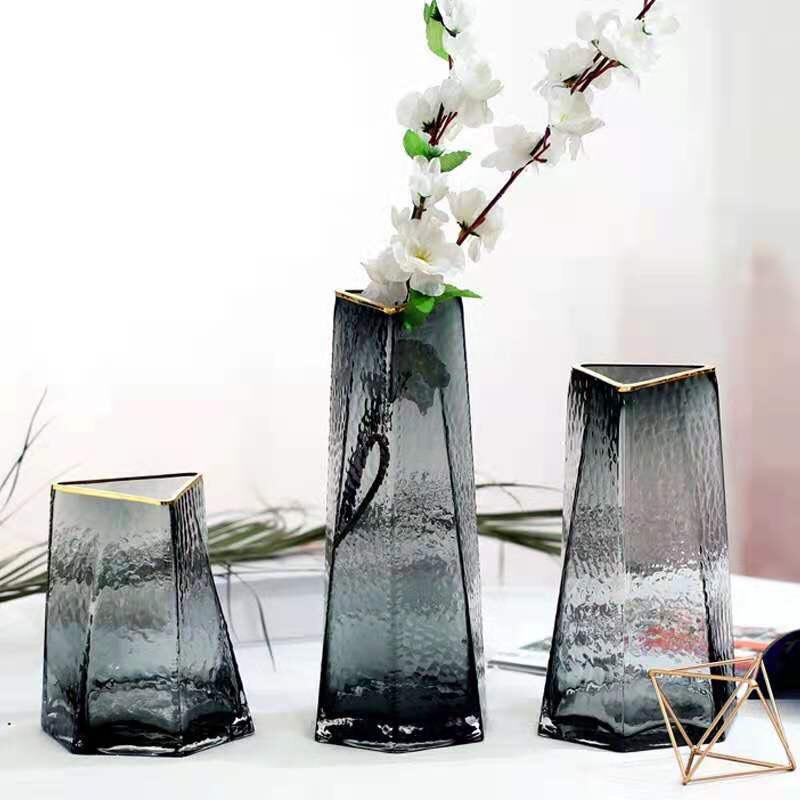 Lọ hoa thuỷ tinh viền vàng miệng tam giác QShop Decor , bình hoa trang trí phòng khách để bàn làm việc độc đáo
