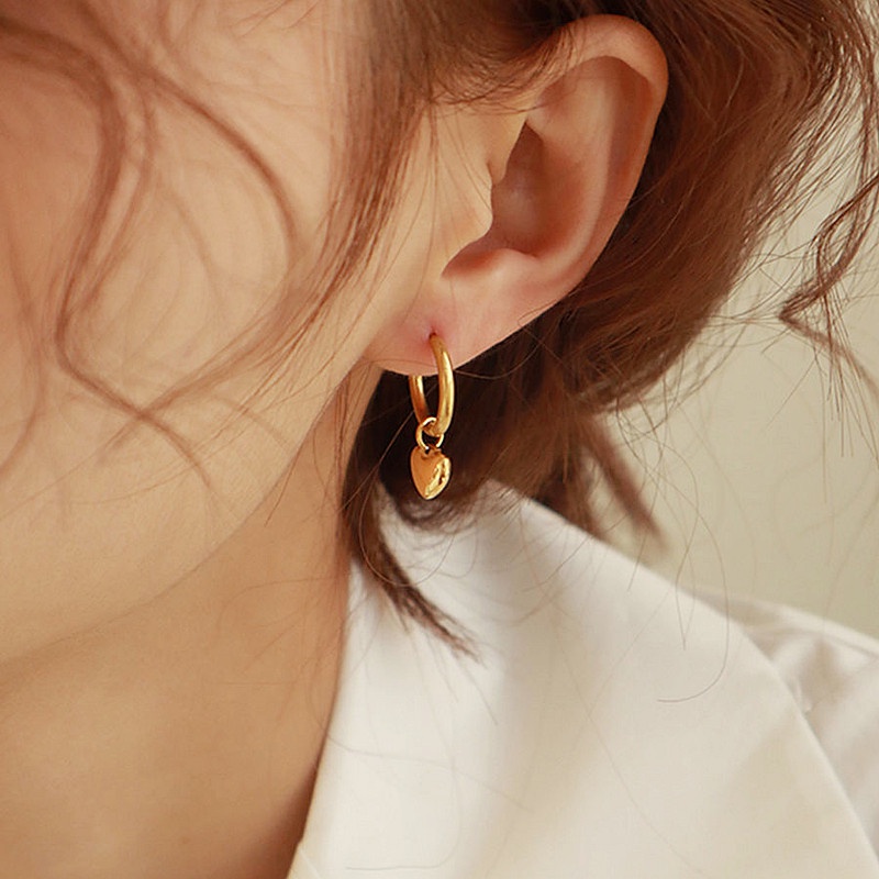 Khuyên tai titan không gỉ mạ vàng 18k thiết kế trái tim xinh xắn dành cho nữ