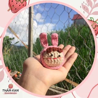 Em bé má hồng mũ thỏ đáng yêu