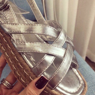Giày sandal đế cói mang cá tính