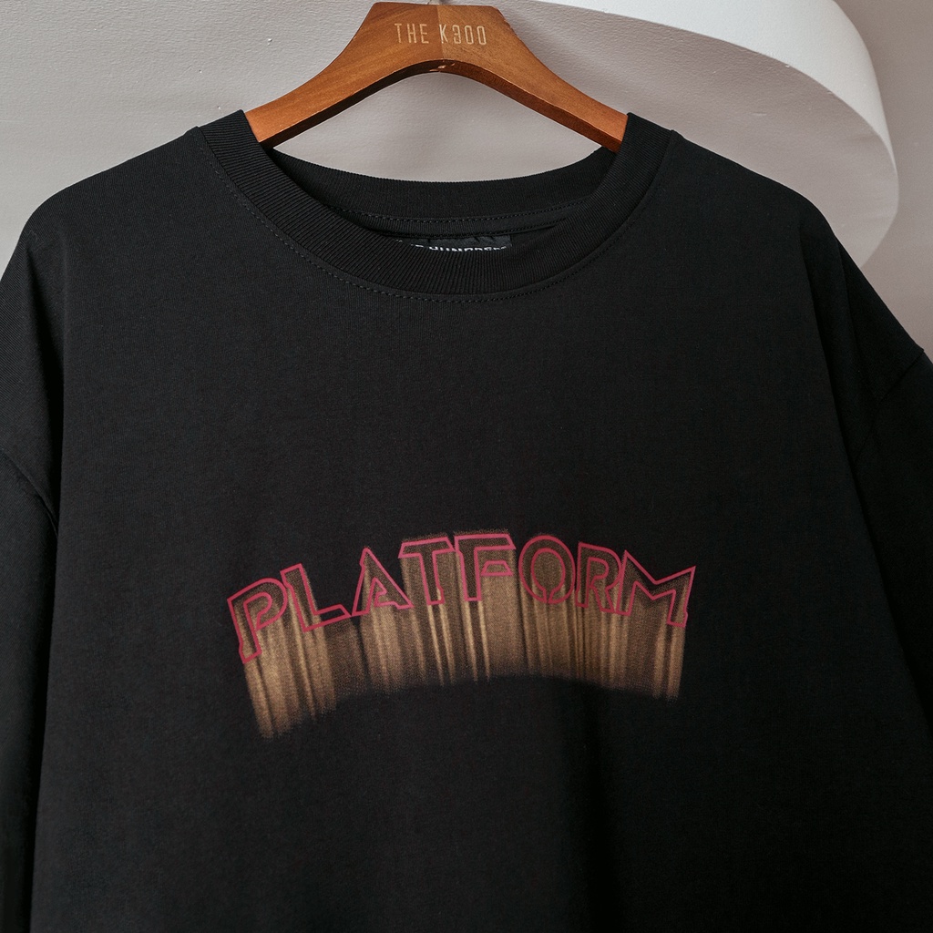 Áo Thun Màu Đen In Chữ Platform Chất Liệu 100% Cotton Form Rộng Thoải Mái Unisex Nam Nữ