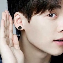 Khuyên tai nam mặt tròn nam nữ LOKI màu bạc đen đơn giản đẹp nhỏ xinh cao cấp cá tính - Hoa Tai Mặt Tròn