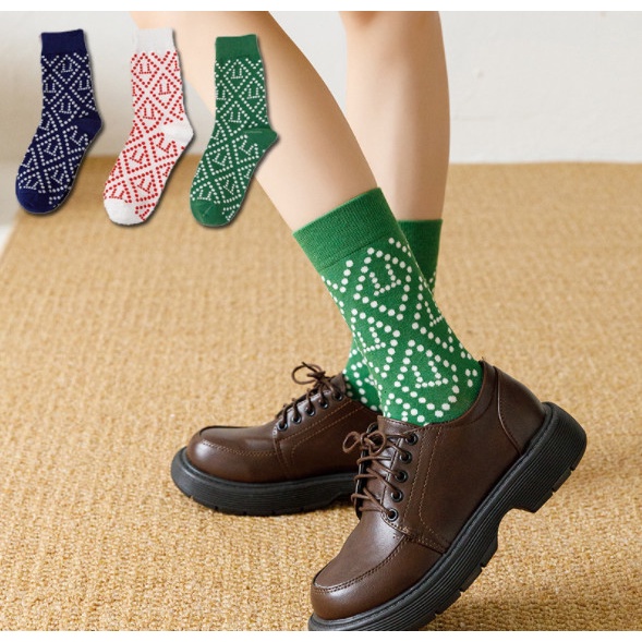 Vớ chấm bi cao cổ Nam Nữ phong cách thể thao, trẻ trung, năng động.