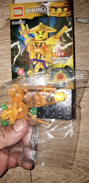 Lắp ráp 1 hộp LegoNinjago 0155E có nhiều chi tiết