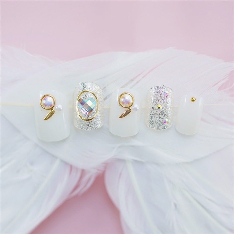 Set 24 Móng Tay Giả Màu Bạc Họa Tiết Trái Tim Dễ Thương Cho Nữ