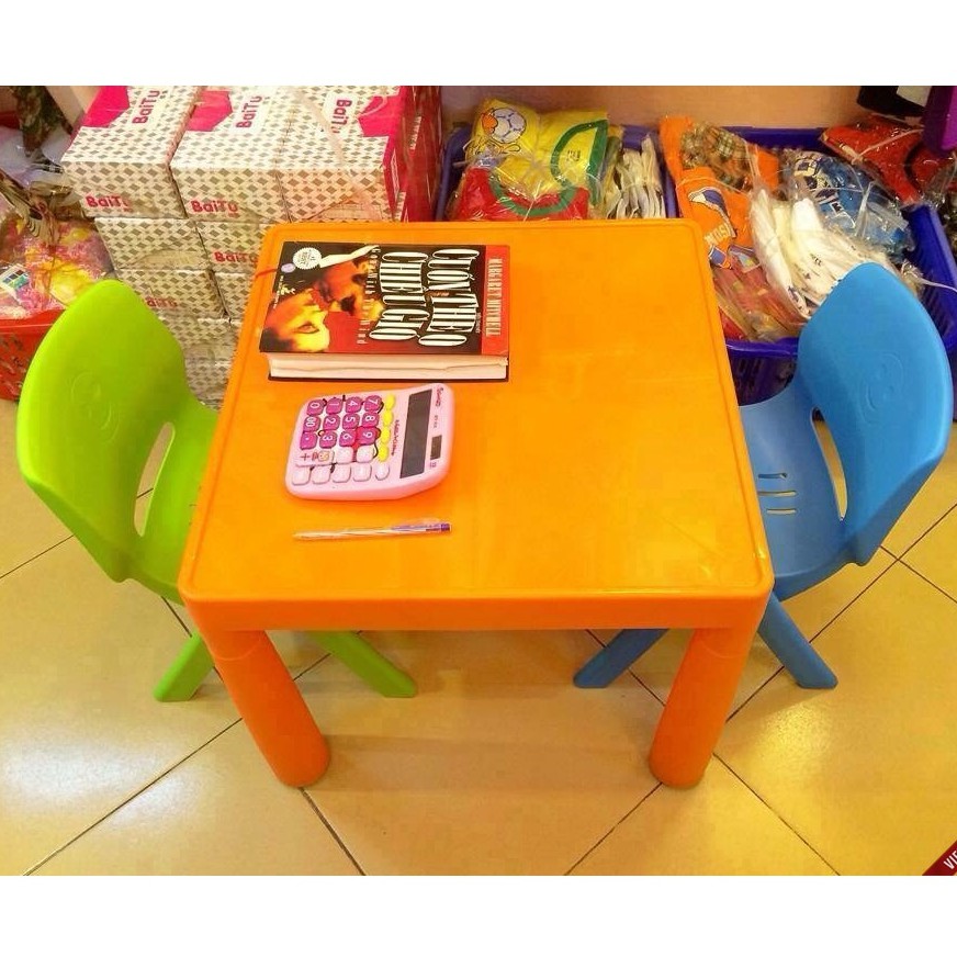 Bộ bàn ghế trẻ em Mầm Non nhựa đúc Song Long thần thánh { Bộ gồm 1 bàn và 1 ghế )