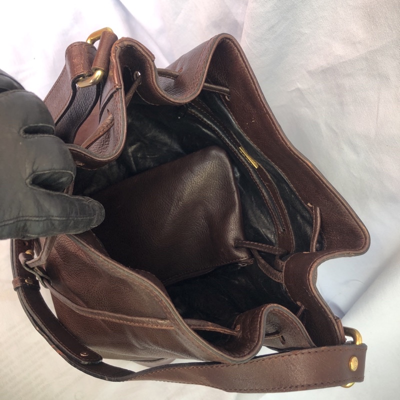 Túi chuẩn si. Túi qua sử dụng. Khách vui lòng xem hình nếu muốn biết thêm thông tin sản phẩm mời khách vô chat. Thanks .