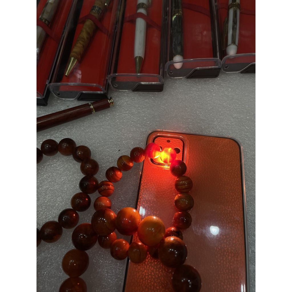 Vòng đeo phong thủy gỗ huyết long 12 ly - đem lại may mắn