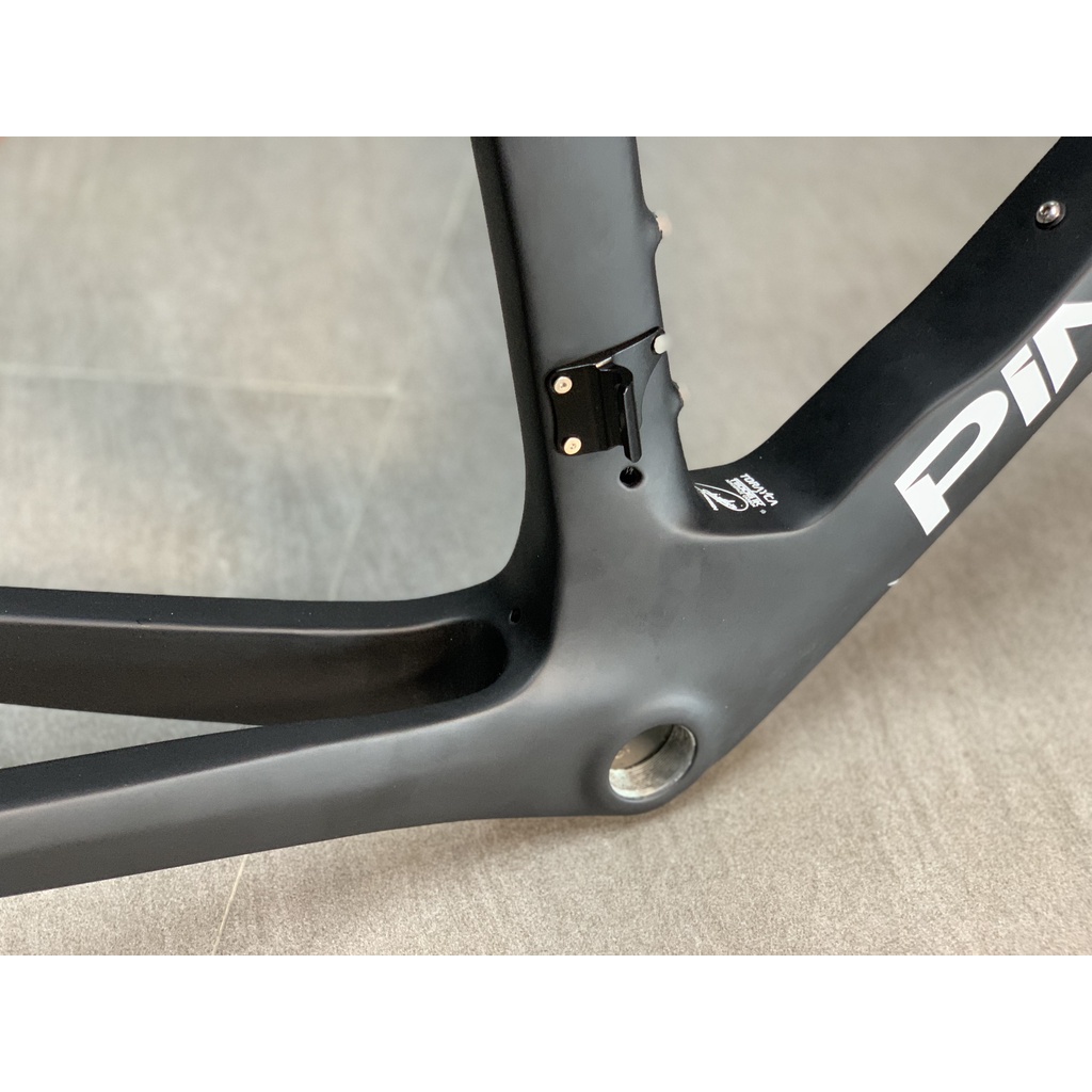 Khung Xe Đạp Road Carbon Pinar F14 Thắng Đĩa màu bạc đuôi đen