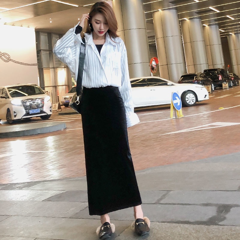 Chân váy nhung dài màu đen xẻ tà phong cách mùa thu thời trang 2021 cho nữ