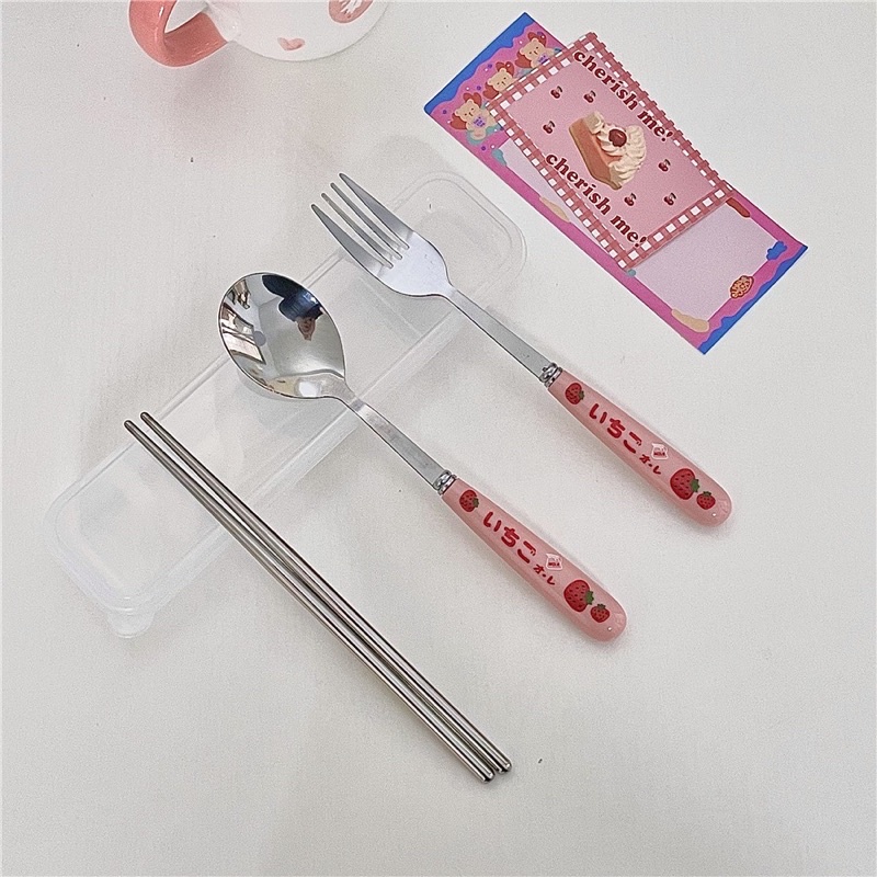 Set Thìa nĩa đũa cá nhân cơm trưa văn phòng chất liệu inox hoạ tiết dâu tây đáng yêu