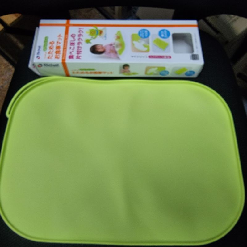 Tấm lót trải bàn portable feeding mat cho bé ăn dặm Richell