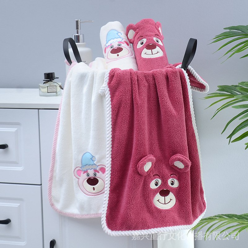 Bộ 2 Khăn Tắm Lotso Vải Lông Cừu San Hô Dày Dặn Họa Tiết Gấu Hồng/Dâu Tây Dễ Thương Dùng Làm Quà Tặng