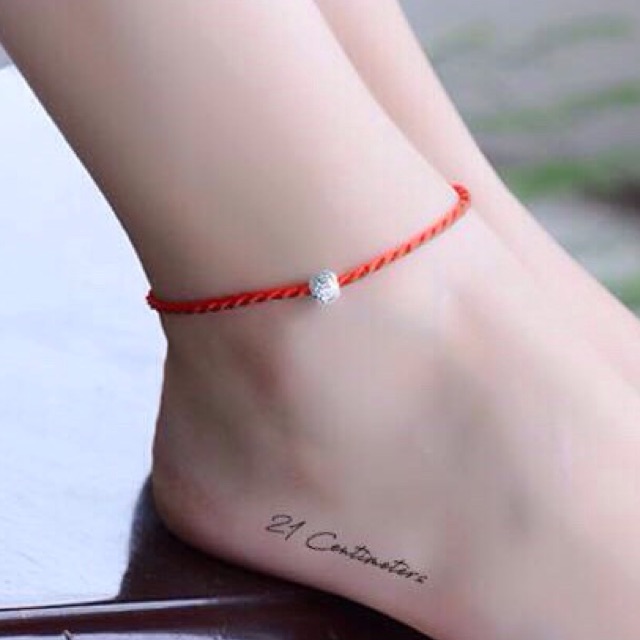 Lắc chân chỉ đỏ may mắn và bi bạc