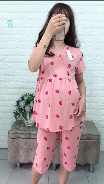 Bộ ngố bầu và cho con bú dâu tây