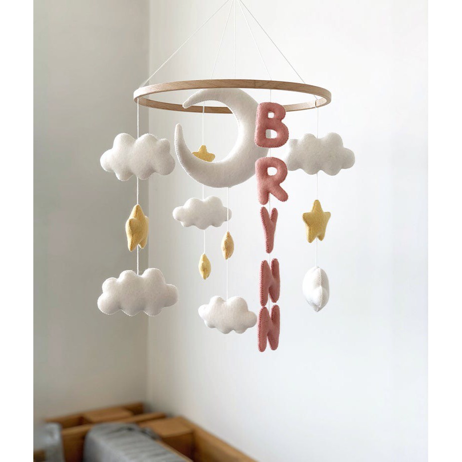 Đồ chơi treo nôi cho bé kích thích thị giác ảnh thật, có nhạc tự xoay mẫu CHỮ TÊN BÉ