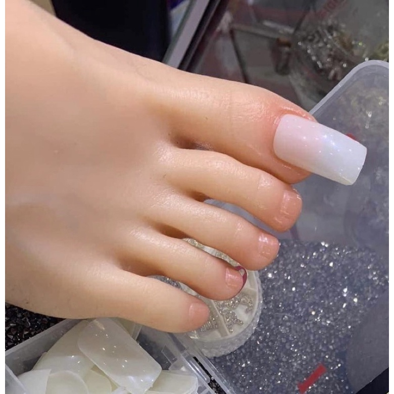 Móng úp chân phom dài