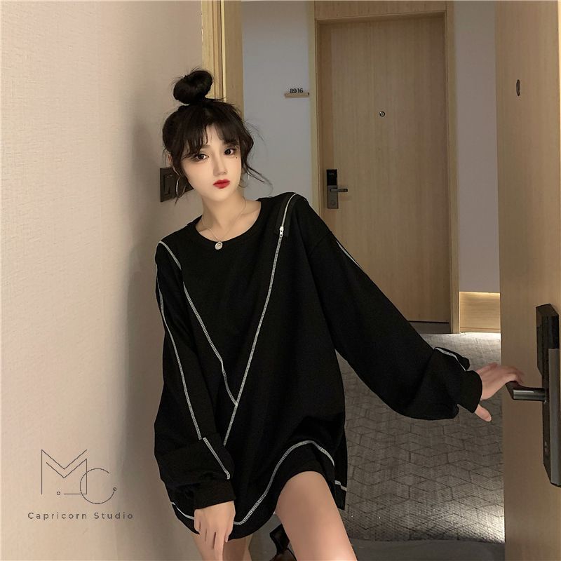 Áo sweater oversize với các đường chỉ nhấn độc đáo, thiết kế khoá kéo bả vai cá tính
