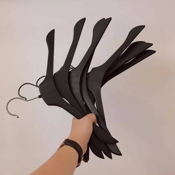 Combo 100c móc treo quần áo bằng nhựa nữ vai dẹt size 40cm cho shop thời trang, gia đình