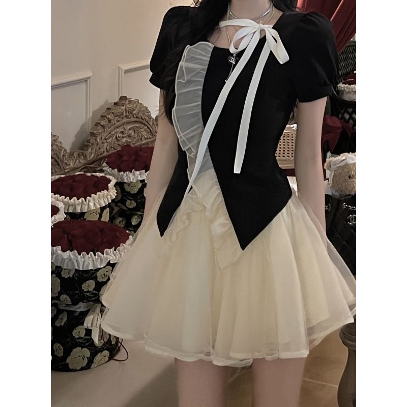 French low-key daughter designer in summer, young lady's temperament shows thin coat, dream high-waist gauze dress, two sets of women.