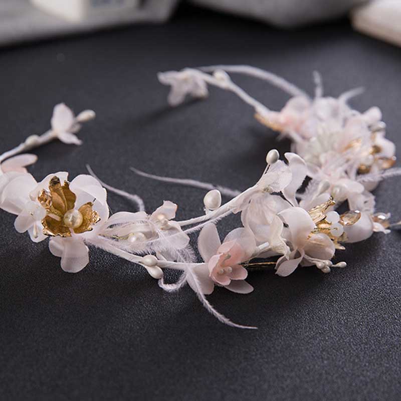 Cài tóc thiết kế phối hoa sang trọng quý phái cho cô dâu