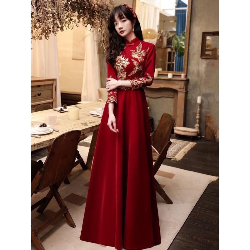 Đầm Cưới Tay Dài Hở Lưng Màu Đỏ Rượu Vang Phong Cách Trung Hoa Thời Trang Xuân Hè 2022