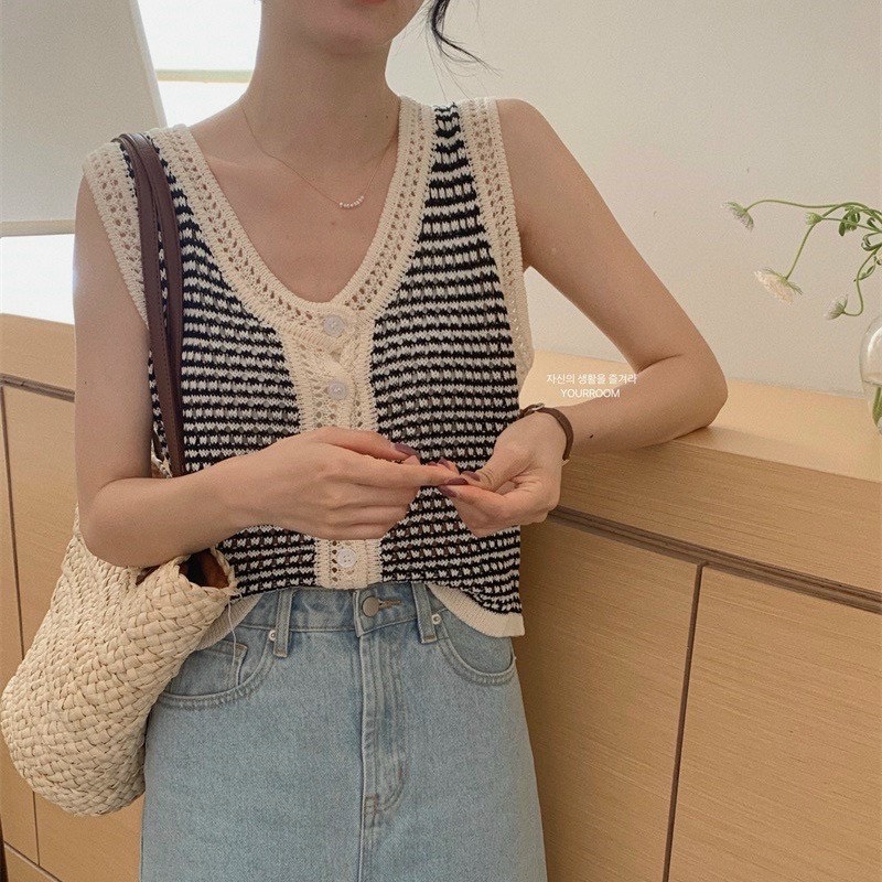 Áo gile len lưới kẻ ngang khuy dọc