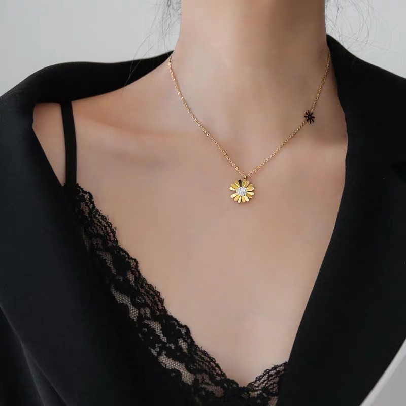 Dây Chuyền Thép Titan Mạ Vàng 18K Mặt Hình Hoa Cúc Phong Cách Hàn Quốc