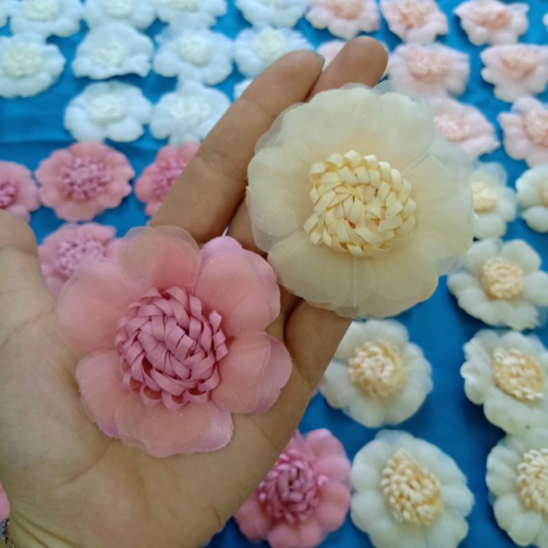 Hoa Cài Áo Nhỏ Xinh