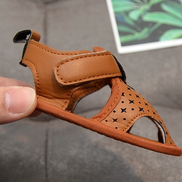 Giày sandal chống trượt thiết kế xinh xắn cho em bé