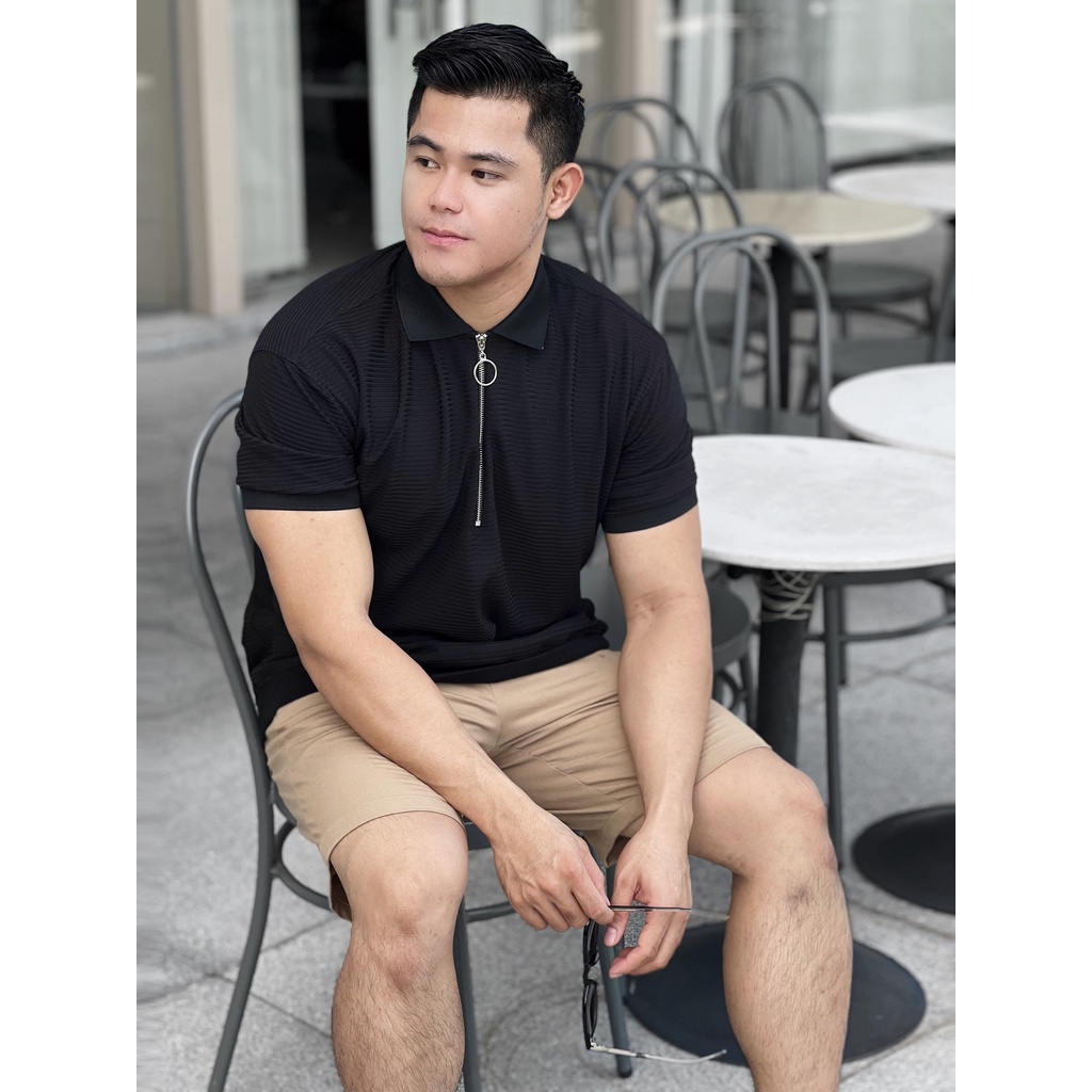 Áo thun gân có khóa kéo cổ sơ mi có bo lai rất thời trang.