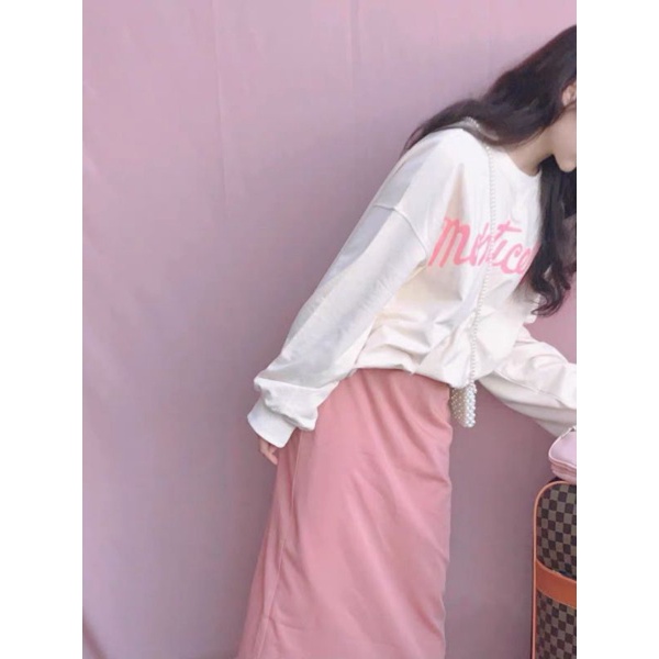 Set áo nỉ kem tay dài kèm chân váy midi hồng có hình thật trải sàn | BigBuy360 - bigbuy360.vn