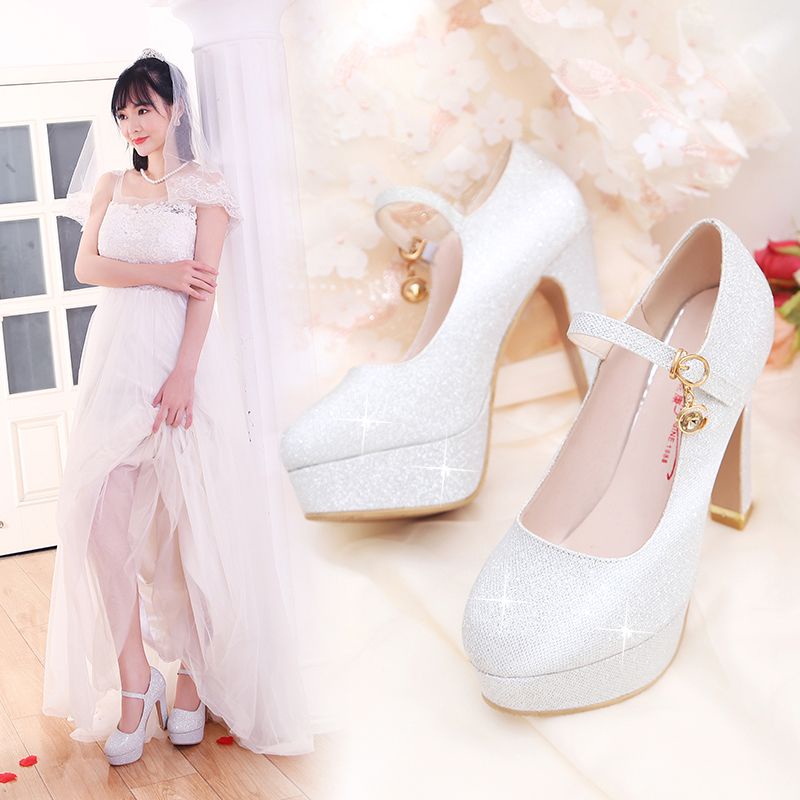 Giày Cao Gót Đính Pha Lê Lấp Lánh Màu Bạc Chống Thấm Nước Có Khóa Cài Cho Cô Dâu