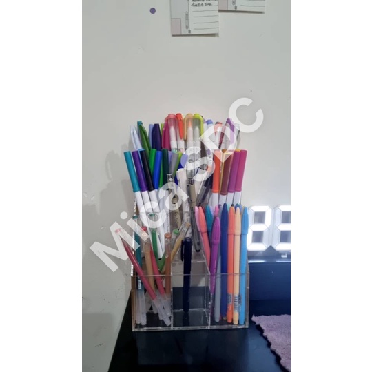 Kệ bút trưng bày 3 tầng 9 ô- kệ bút mica trong suốt