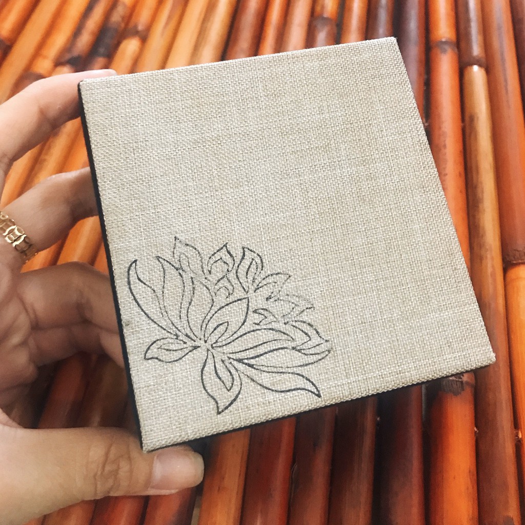 Hộp gấm hoa sen không tua rua đựng chuỗi đựng vòng size 9x9x3.5cm
