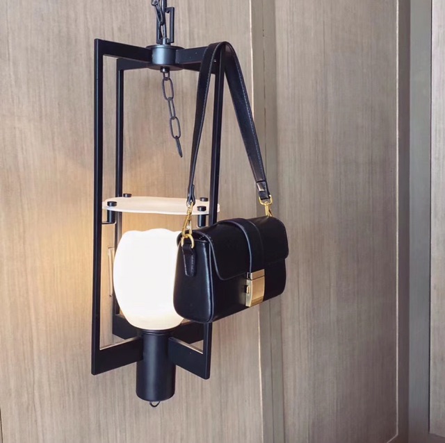 Túi Đeo Chéo Dáng Hộp Khóa Vàng Sz 18