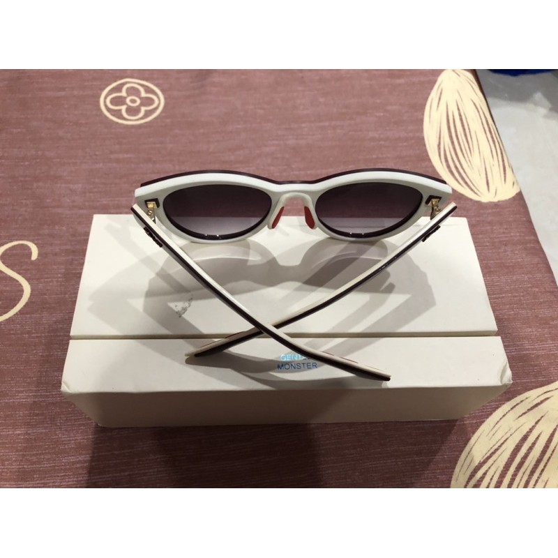 Kính CD đỏ đô viền trắng