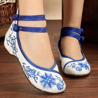 Giày thêu đế bệt cổ trang