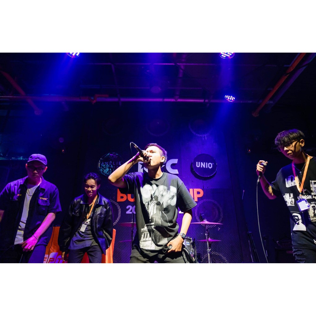 Áo thun đen thiết kế "goddess"