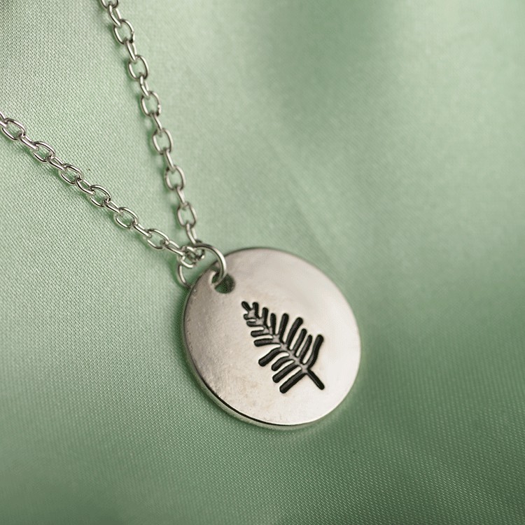 Vòng cổ mặt tròn khắc hình rừng cây độc đáo cho nữ